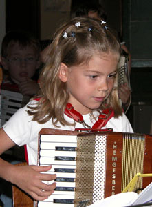 Kind mit Akkordeon in der Akkordeonschule Baldauf